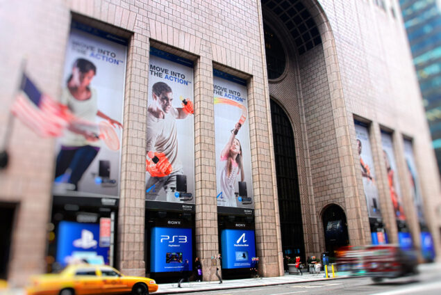 1204867119_sonybuilding_playstationbanners_hdr2_miniaturized